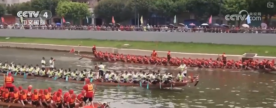 传统文化“圈粉”外国友人 “手信新宠”凭借独特魅力激发入境消费活力 传统文化“圈粉”外国友人 “手信新宠”凭借独特魅力激发入境消费活力