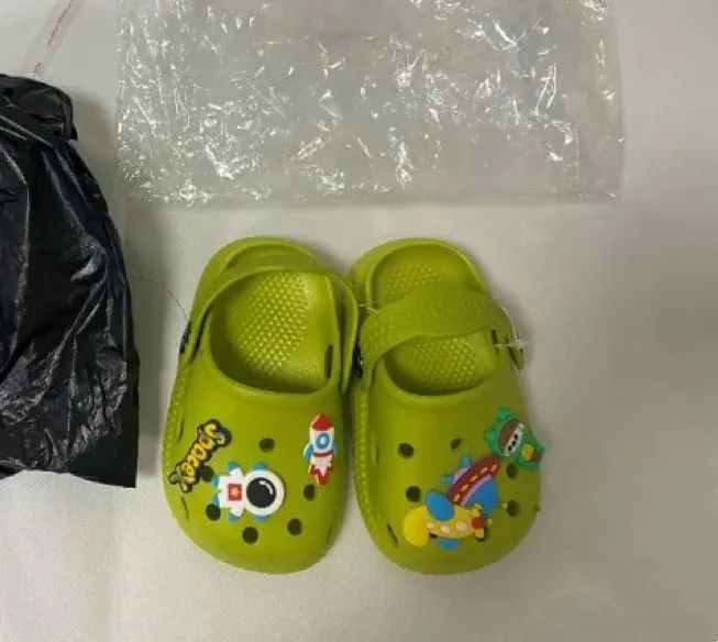 赶紧扔！夏天这种凉鞋可能有毒，易致儿童发育异常