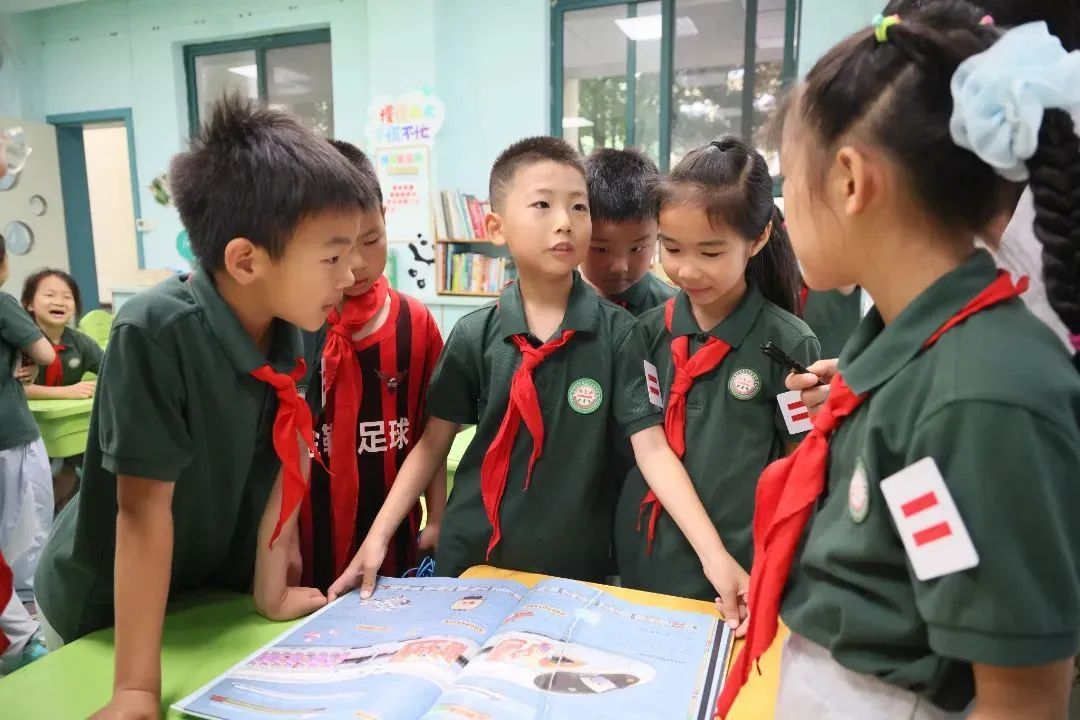 还记得在高铁“立硬币”的“小孩哥”吗?儿童节前,他当了回“小老师” 还记得在高铁“立硬币”的“小孩哥”吗?儿童节前,他当了回“小老师”