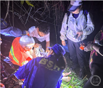 惊险!救援队出动21人 从50米崖底救出97岁老人 惊险!救援队出动21人 从50米崖底救出97岁老人