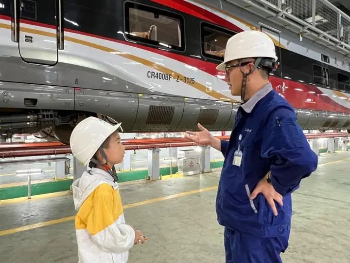 还记得在高铁“立硬币”的“小孩哥”吗?儿童节前,他当了回“小老师” 还记得在高铁“立硬币”的“小孩哥”吗?儿童节前,他当了回“小老师”