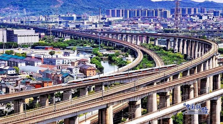 高铁列车“飙车”?官方解答来了! 高铁列车“飙车”?官方解答来了!