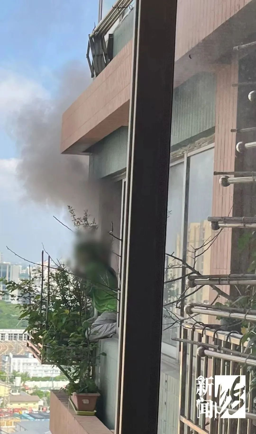 上海一小区火情, 女高中生被困25楼阳台!消防紧急救人 上海一小区火情, 女高中生被困25楼阳台!消防紧急救人