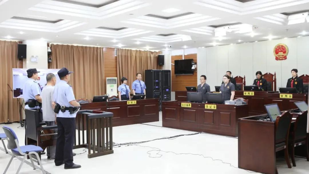 刘守保,收钱211次,退休后将其保管的116套金银纪念币非法据为己有! 刘守保,收钱211次,退休后将其保管的116套金银纪念币非法据为己有!