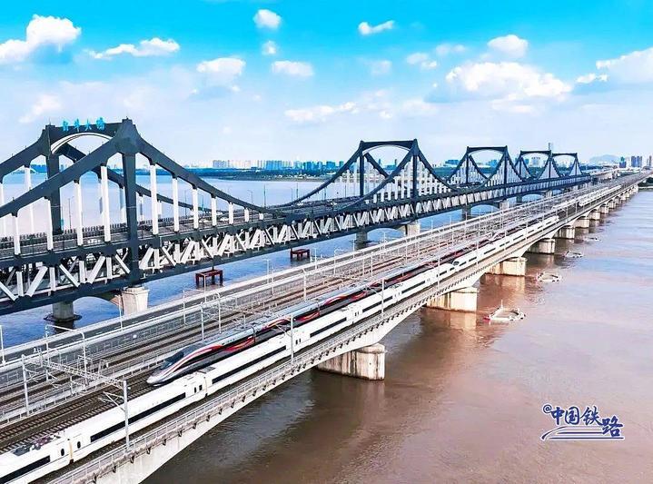 高铁列车“飙车”?官方解答来了! 高铁列车“飙车”?官方解答来了!