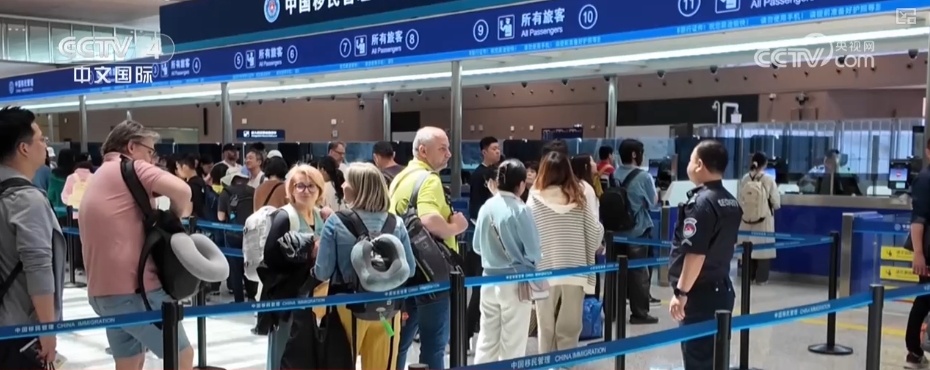 传统文化“圈粉”外国友人 “手信新宠”凭借独特魅力激发入境消费活力 传统文化“圈粉”外国友人 “手信新宠”凭借独特魅力激发入境消费活力