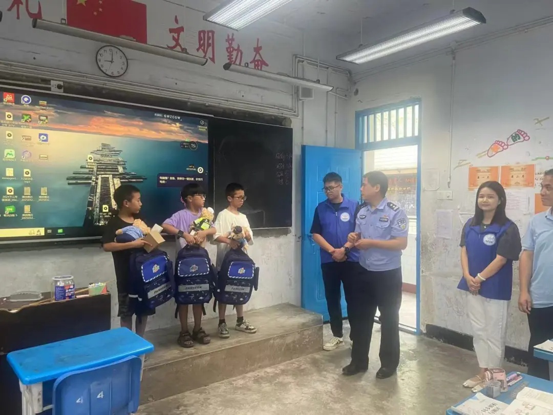 小孩哥稚笔手写“举报信”,民警:盖章回信,公开表扬! 小孩哥稚笔手写“举报信”,民警:盖章回信,公开表扬!