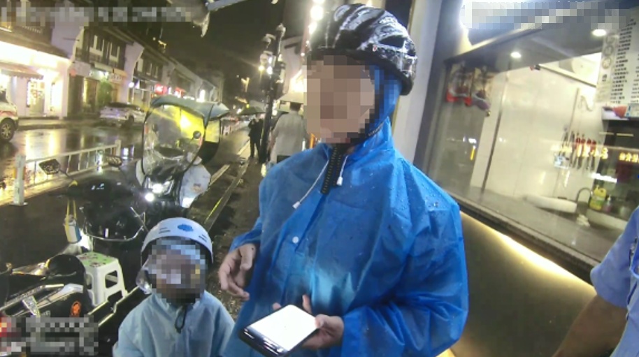 外卖员带娃摔倒后，决定报警！