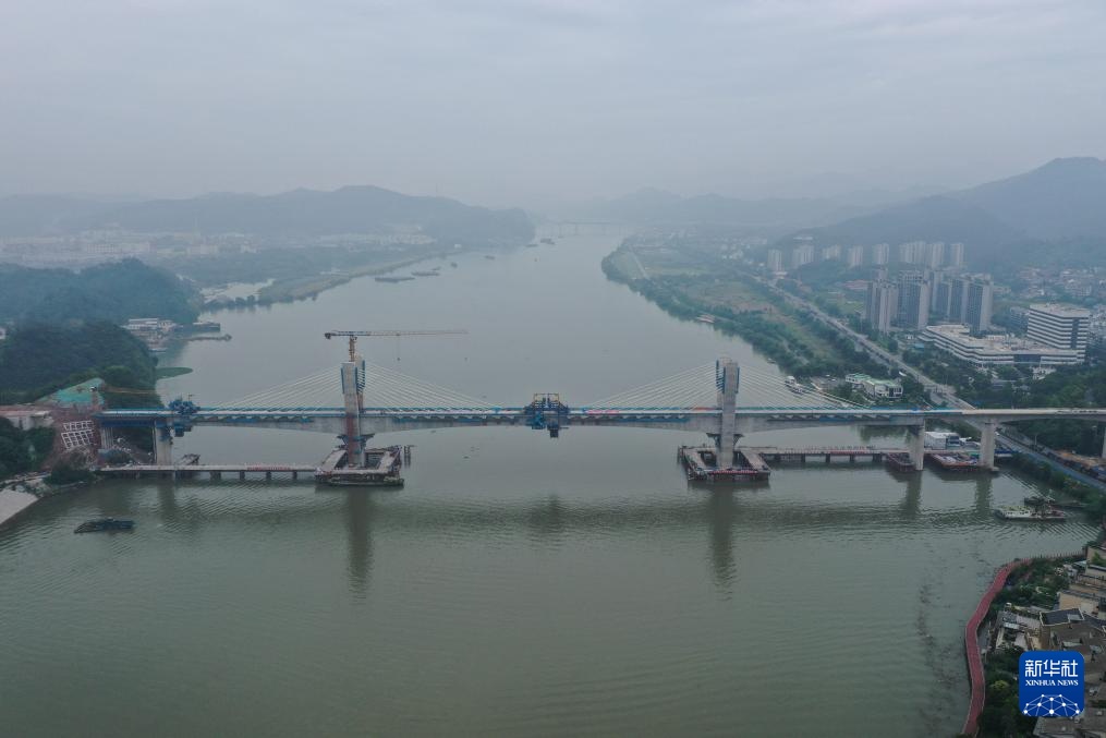 浙江：金建高铁新安江特大桥合龙