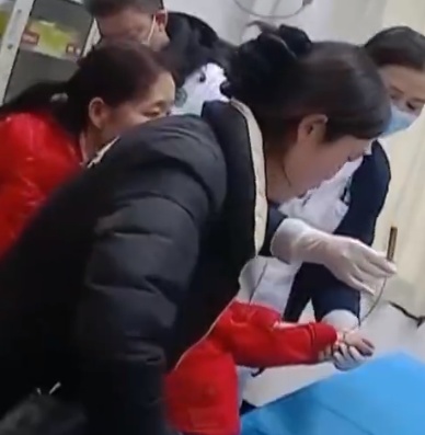 小伙脖子被扎多根！很多人夏天都爱，当心成“凶器”，重庆曾有人中招……