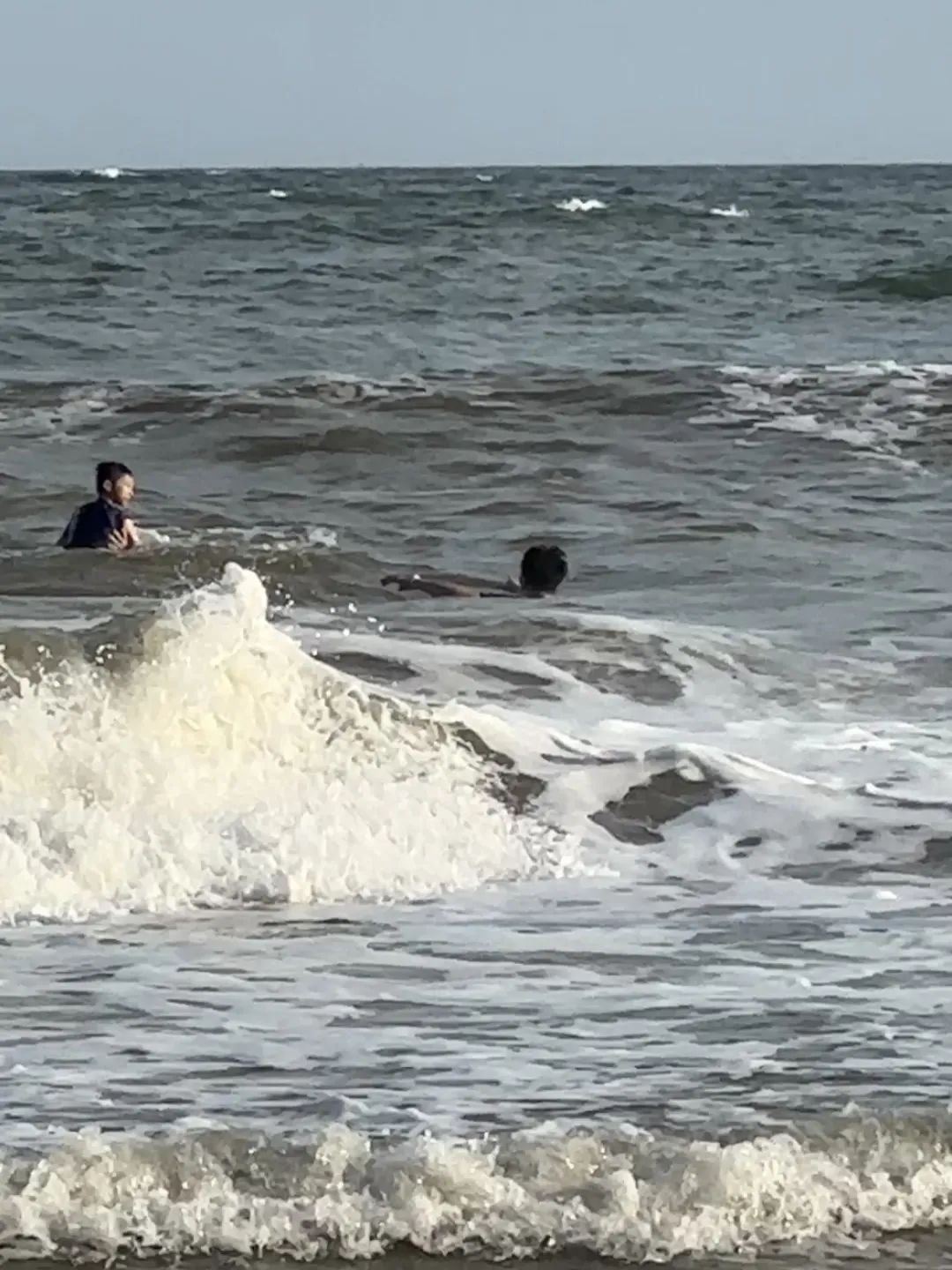 危急!男孩被金滩的巨浪卷走,“90后”退役军人冲入海里…… 危急!男孩被金滩的巨浪卷走,“90后”退役军人冲入海里……