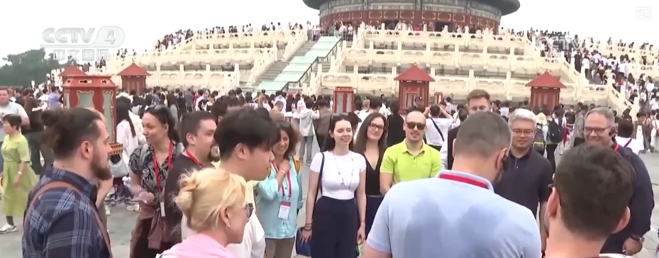 传统文化“圈粉”外国友人 “手信新宠”凭借独特魅力激发入境消费活力 传统文化“圈粉”外国友人 “手信新宠”凭借独特魅力激发入境消费活力