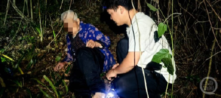 惊险!救援队出动21人 从50米崖底救出97岁老人 惊险!救援队出动21人 从50米崖底救出97岁老人