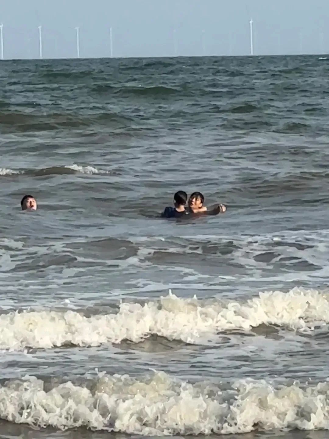 惊险!男孩不慎被卷走,“90后”退役军人冲进巨浪救人 惊险!男孩不慎被卷走,“90后”退役军人冲进巨浪救人