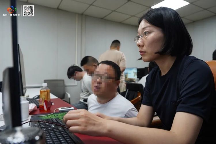 破门而入！武汉警方一举抓获32名“白富美”