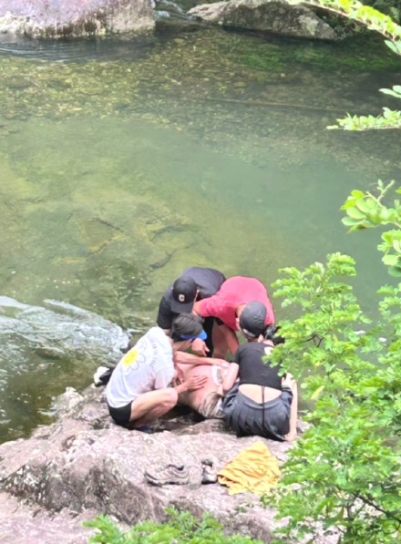 雁荡山一女游客拍照跌落激流同伴施救也溺水,众人合力救起 雁荡山一女游客拍照跌落激流同伴施救也溺水,众人合力救起