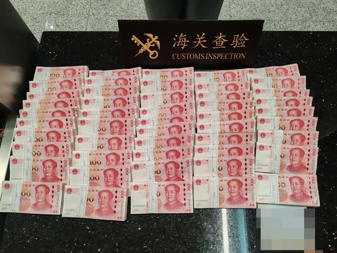 女子携带一行李箱人民币入境,被现场查获 女子携带一行李箱人民币入境,被现场查获