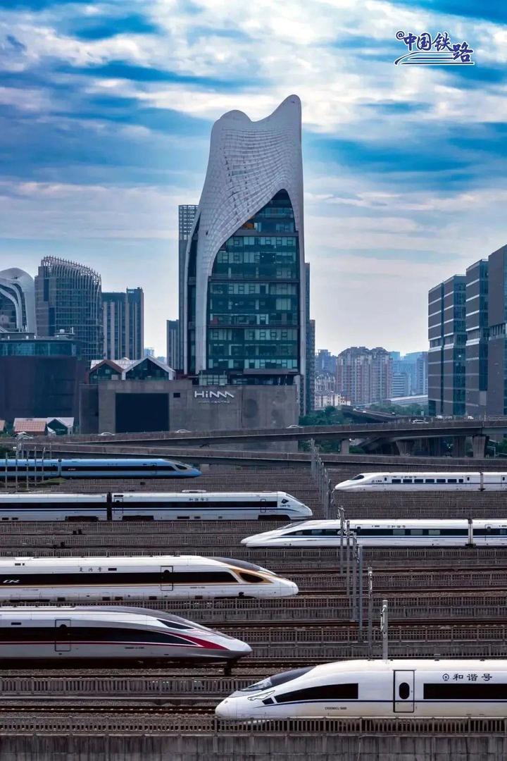 高铁列车“飙车”?官方解答来了! 高铁列车“飙车”?官方解答来了!