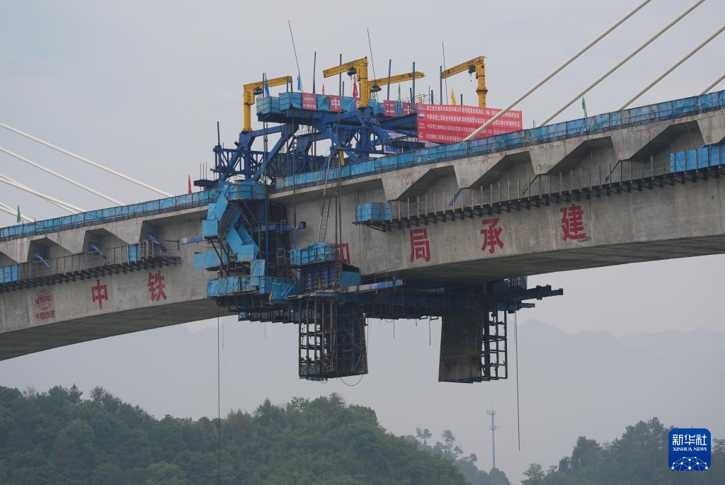 浙江：金建高铁新安江特大桥合龙