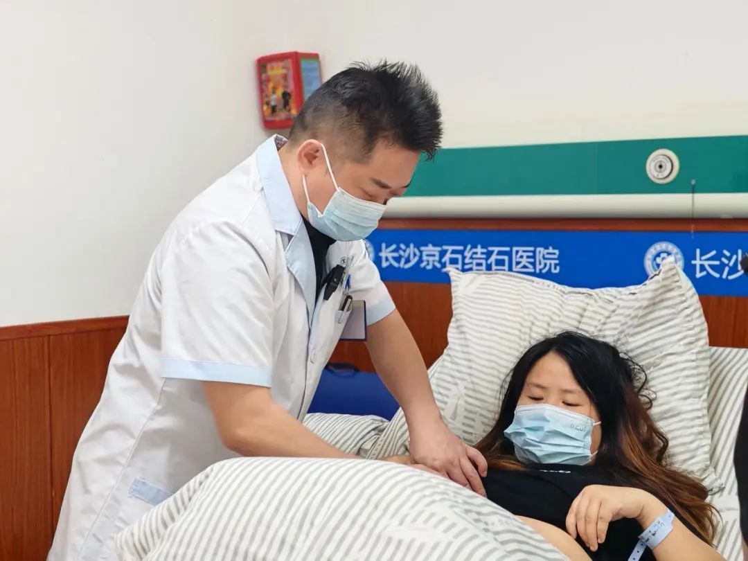 女子腹背胀痛还呕吐不止,就医竟揪出一枚“酸枣”胆囊结石 女子腹背胀痛还呕吐不止,就医竟揪出一枚“酸枣”胆囊结石