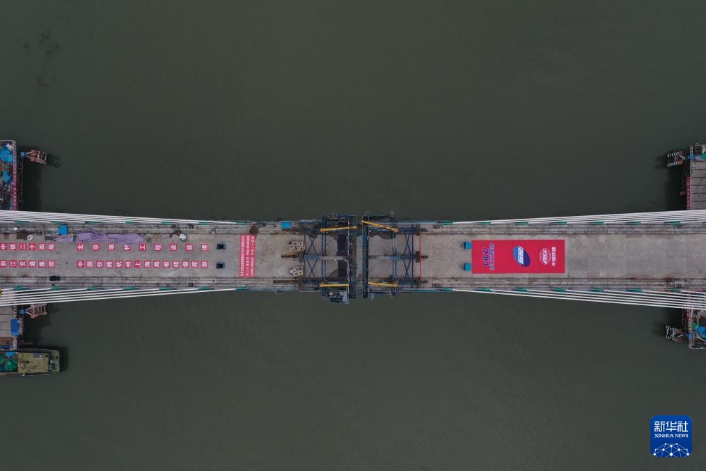 浙江：金建高铁新安江特大桥合龙