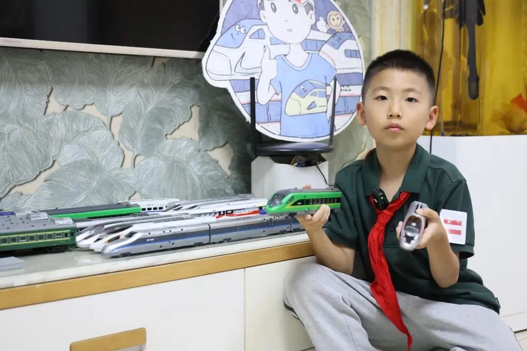 还记得在高铁“立硬币”的“小孩哥”吗?儿童节前,他当了回“小老师” 还记得在高铁“立硬币”的“小孩哥”吗?儿童节前,他当了回“小老师”