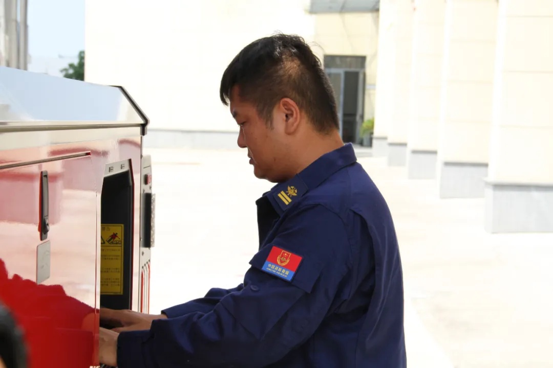 事发上海!一货车突然起火,隔壁就是加油站…这个提醒很重要 事发上海!一货车突然起火,隔壁就是加油站…这个提醒很重要