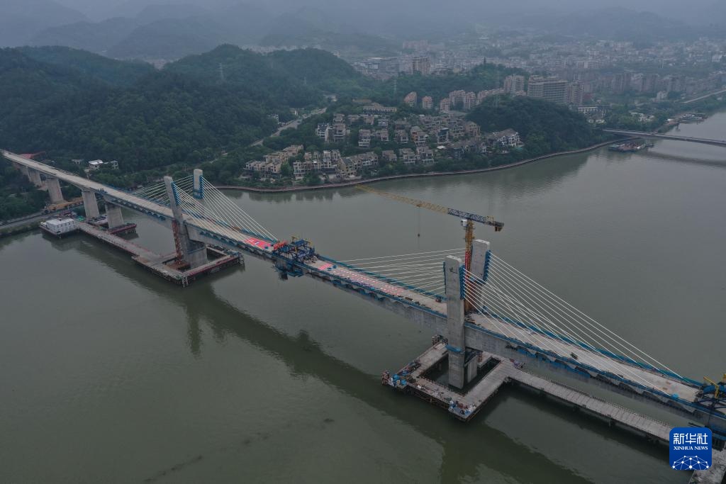 浙江：金建高铁新安江特大桥合龙