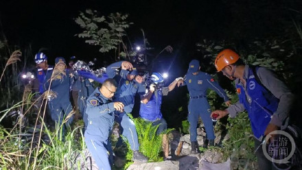 惊险!救援队出动21人 从50米崖底救出97岁老人 惊险!救援队出动21人 从50米崖底救出97岁老人