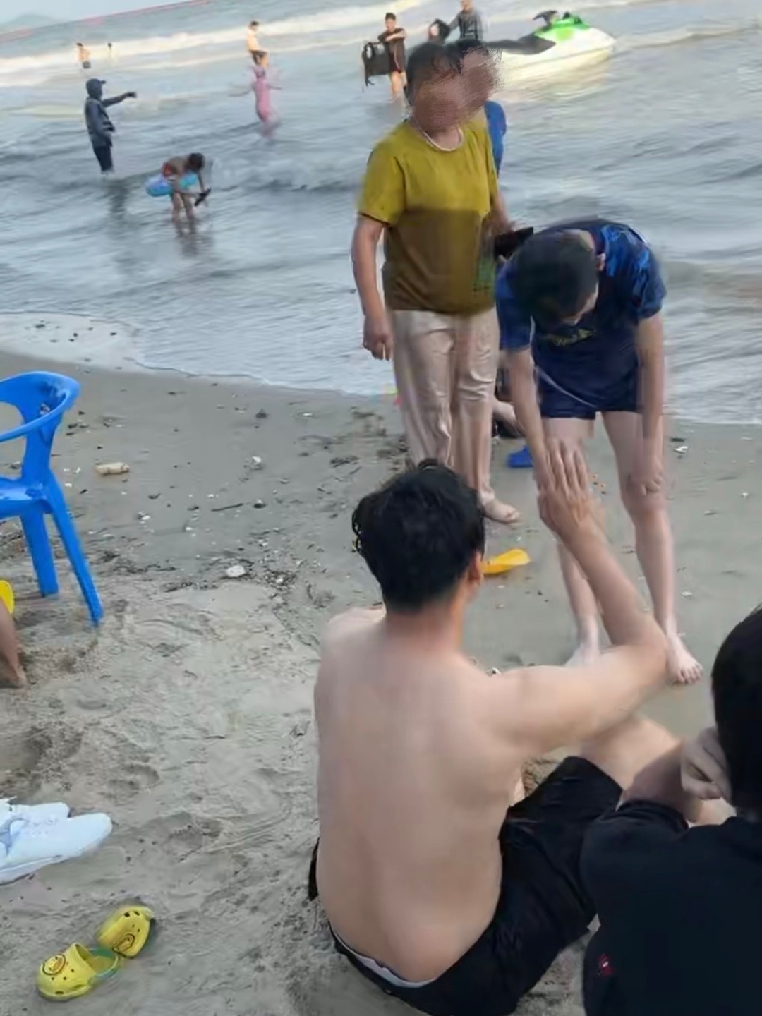 危急!男孩被金滩的巨浪卷走,“90后”退役军人冲入海里…… 危急!男孩被金滩的巨浪卷走,“90后”退役军人冲入海里……