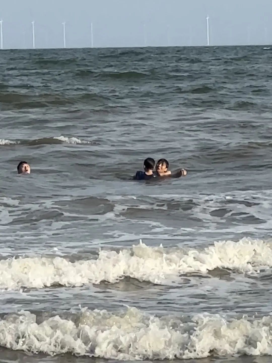 危急!男孩被金滩的巨浪卷走,“90后”退役军人冲入海里…… 危急!男孩被金滩的巨浪卷走,“90后”退役军人冲入海里……