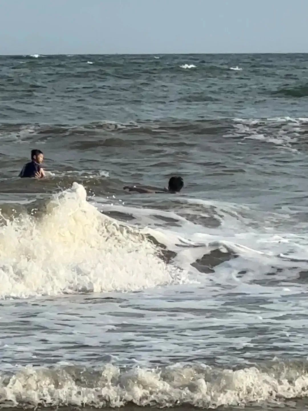 惊险!男孩不慎被卷走,“90后”退役军人冲进巨浪救人 惊险!男孩不慎被卷走,“90后”退役军人冲进巨浪救人