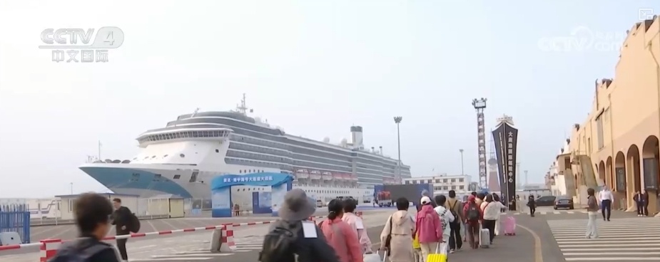 传统文化“圈粉”外国友人 “手信新宠”凭借独特魅力激发入境消费活力 传统文化“圈粉”外国友人 “手信新宠”凭借独特魅力激发入境消费活力