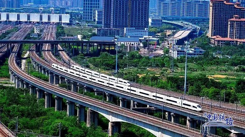 高铁列车“飙车”?官方解答来了 高铁列车“飙车”?官方解答来了