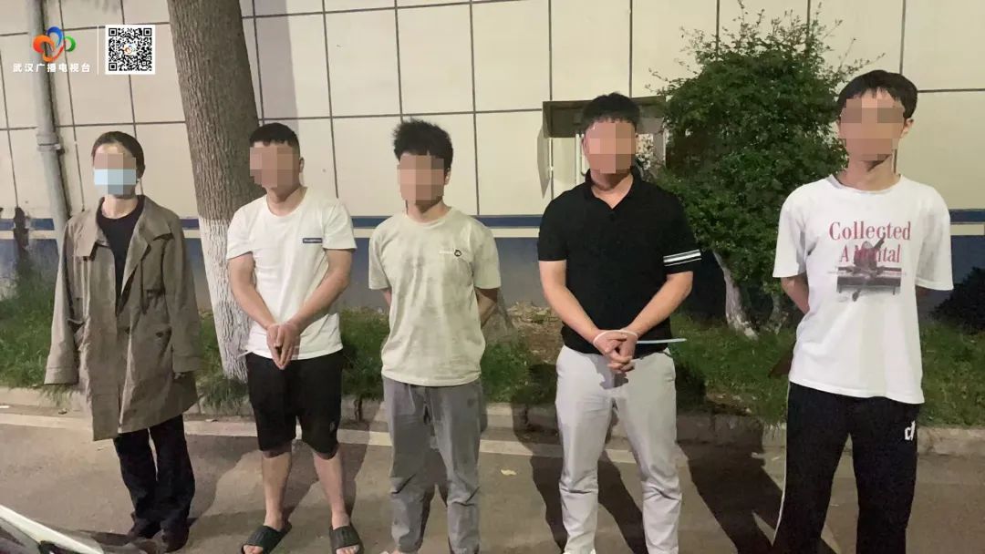 雷霆出击!武汉警方一举抓获32名“白富美” 雷霆出击!武汉警方一举抓获32名“白富美”