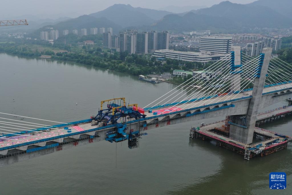 浙江：金建高铁新安江特大桥合龙