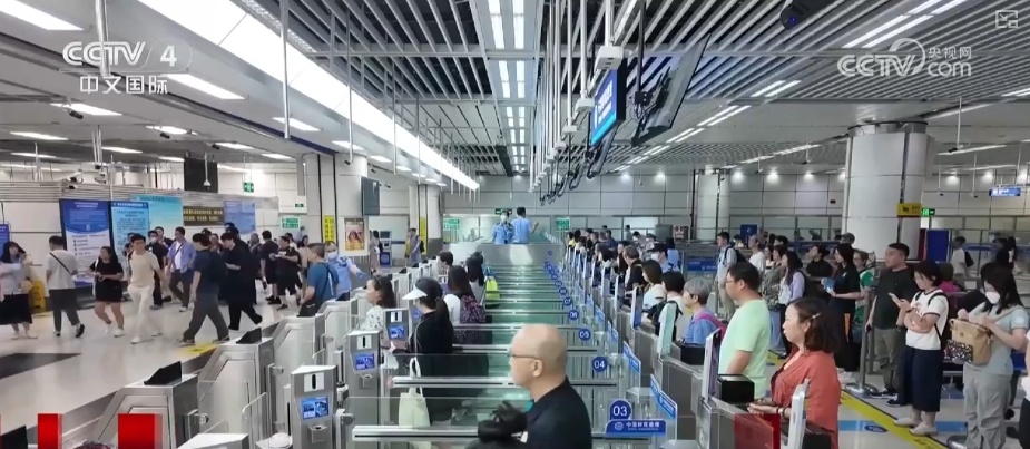 传统文化“圈粉”外国友人 “手信新宠”凭借独特魅力激发入境消费活力 传统文化“圈粉”外国友人 “手信新宠”凭借独特魅力激发入境消费活力