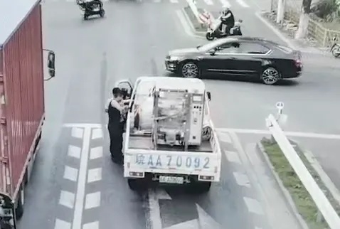 事发上海!一货车突然起火,隔壁就是加油站…这个提醒很重要 事发上海!一货车突然起火,隔壁就是加油站…这个提醒很重要