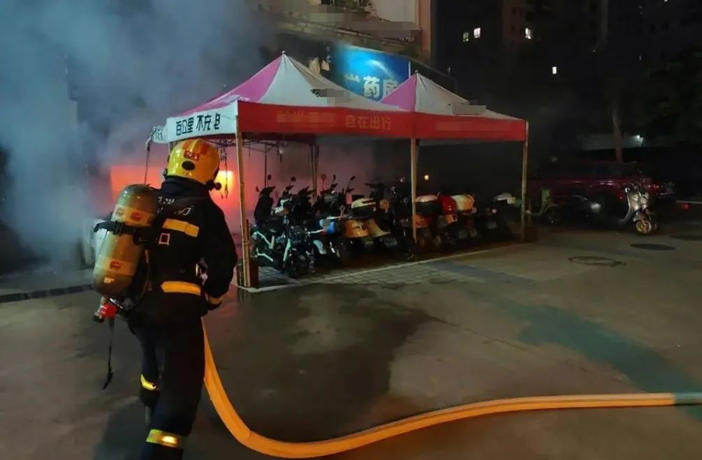凌晨起火,41辆车烧成“空架”! 凌晨起火,41辆车烧成“空架”!