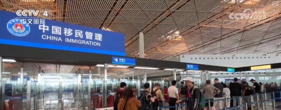 传统文化“圈粉”外国友人 “手信新宠”凭借独特魅力激发入境消费活力 传统文化“圈粉”外国友人 “手信新宠”凭借独特魅力激发入境消费活力