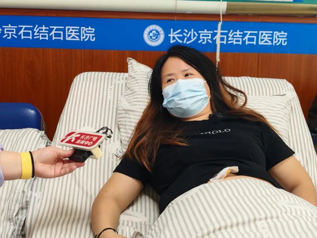 女子腹背胀痛还呕吐不止,就医竟揪出一枚“酸枣”胆囊结石 女子腹背胀痛还呕吐不止,就医竟揪出一枚“酸枣”胆囊结石