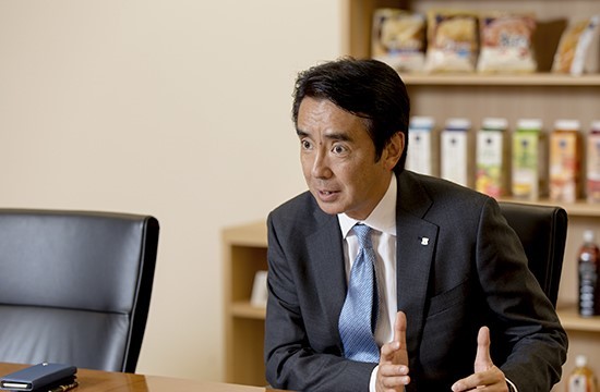 “米荒”持续,日本连锁便利店推出用2023年收获大米制作的“陈年饭团”,引发争议 “米荒”持续,日本连锁便利店推出用2023年收获大米制作的“陈年饭团”,引发争议