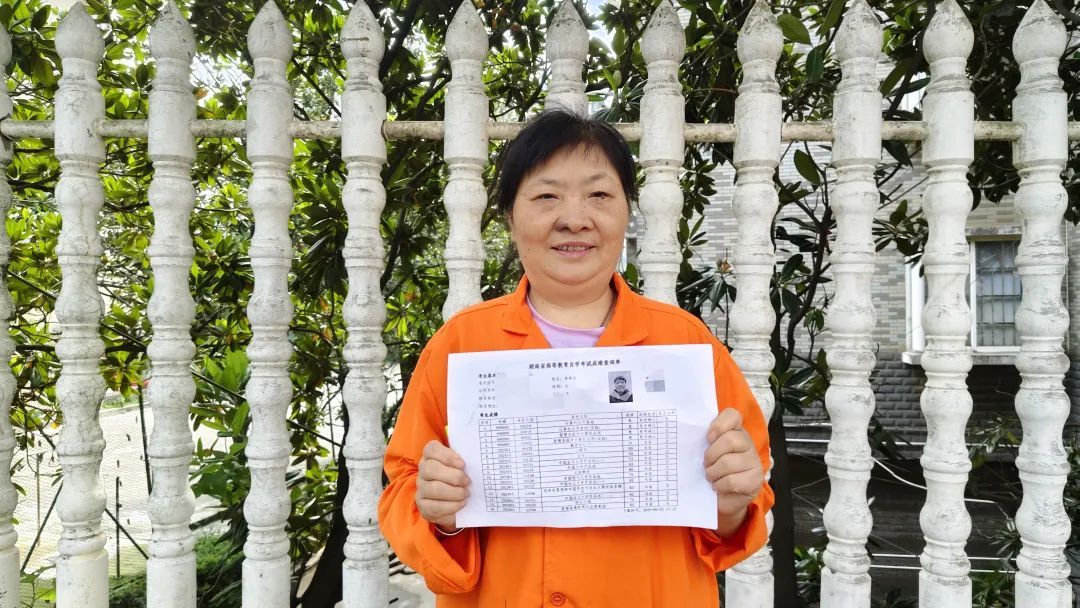 长沙54岁环卫大姐自学通过13门考试获大专文凭，哽咽回忆历程：每天在公交车上看书