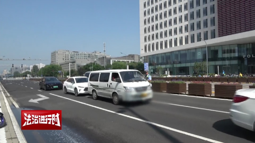 北京一司机遇到网红交警执法,当场起誓:我是清白的! 北京一司机遇到网红交警执法,当场起誓:我是清白的!