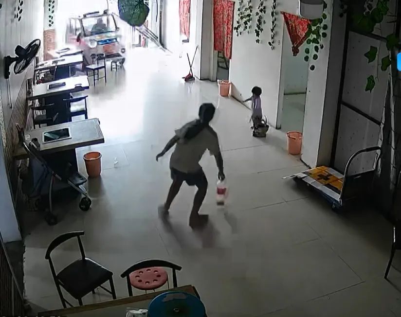 惊险瞬间！车辆失控冲进店内，11岁姐姐飞身救下1岁妹妹