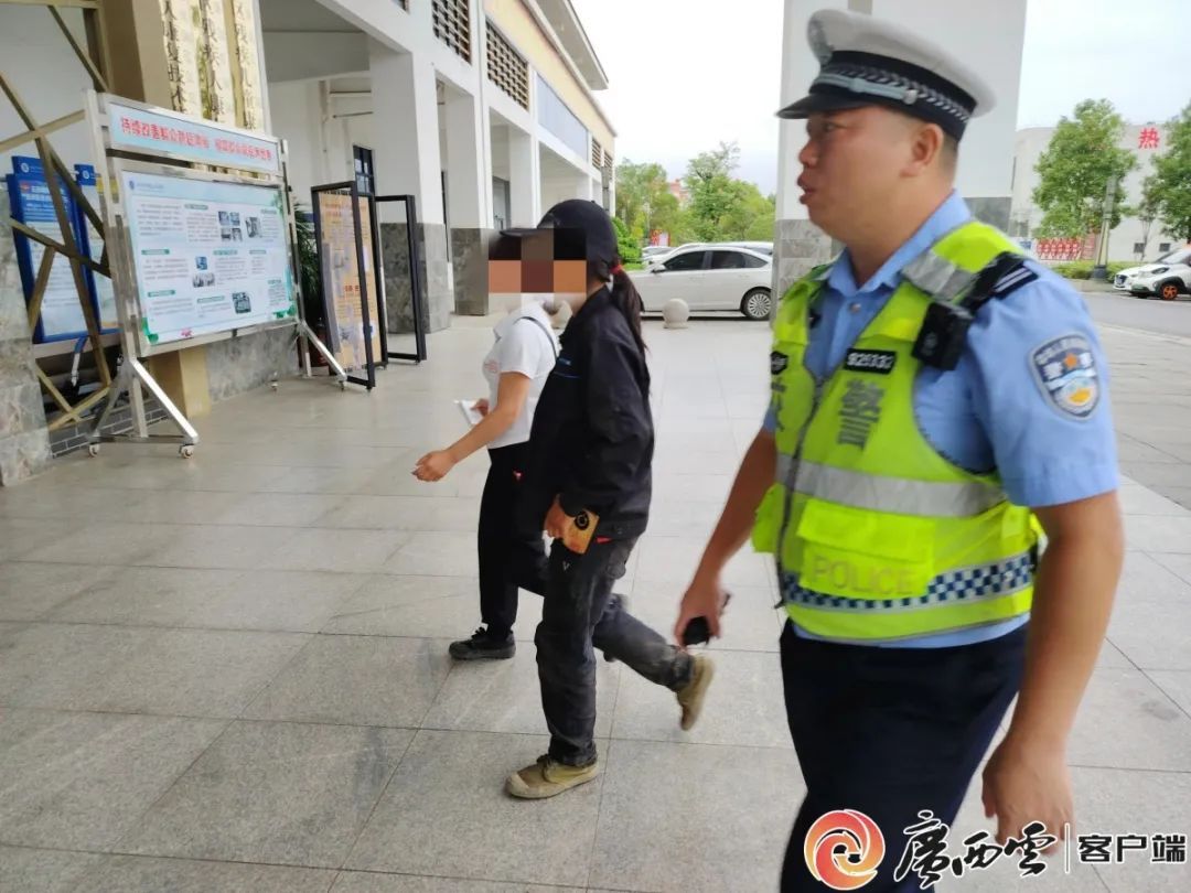 “快救救我们,我老婆被毒蛇咬了!”广西男子紧急求助,他们立即出手 “快救救我们,我老婆被毒蛇咬了!”广西男子紧急求助,他们立即出手