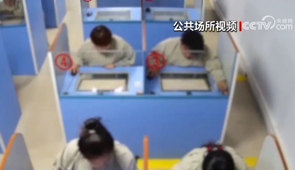 驾考科目一考场内电脑竟能“自动答题”？考生手都没动，就考过了......