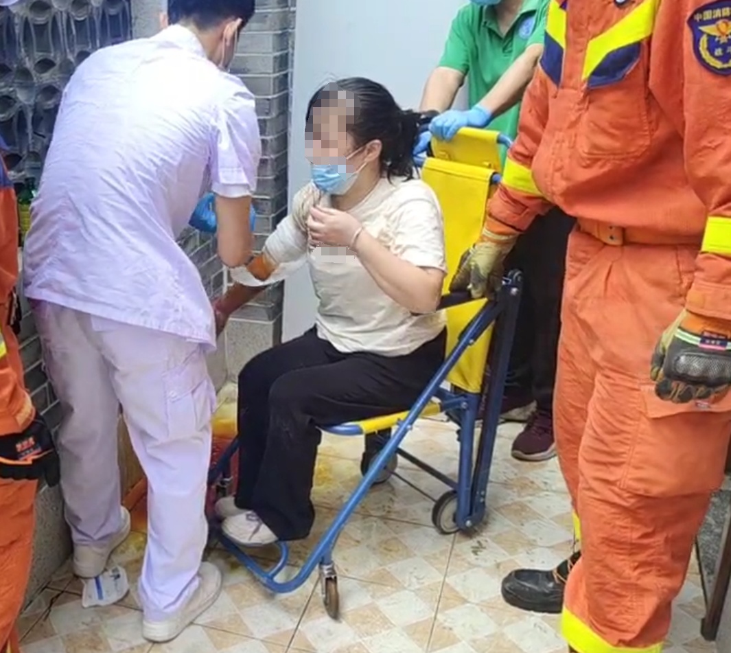 吓人!天花板上怎么伸出来一只手?🤯 吓人!天花板上怎么伸出来一只手?🤯