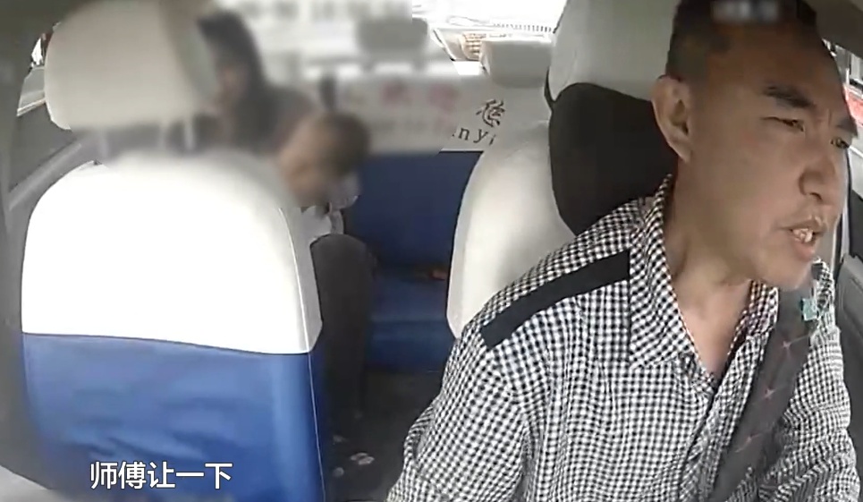 四辆车相继“闯红灯”，却获全网点赞！遵义街头这一幕太温暖→