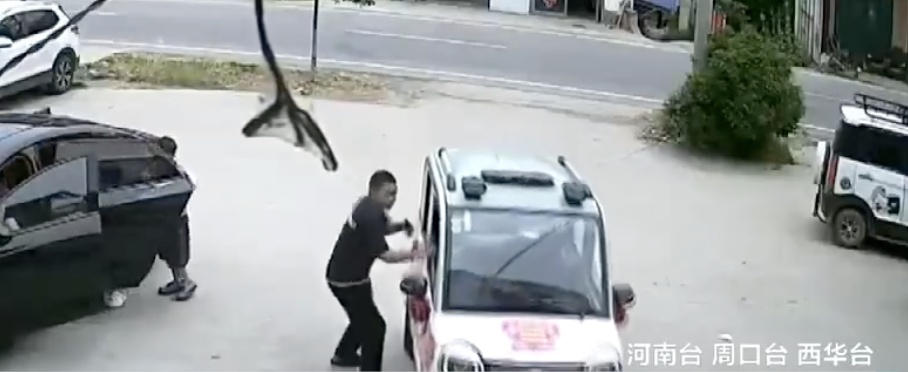 惊险瞬间！车辆失控冲进店内，11岁姐姐飞身救下1岁妹妹